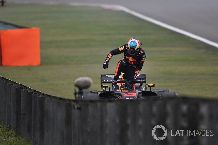 Daniel Ricciardo, Red Bull Racing RB14 se detiene en la pista en PL3