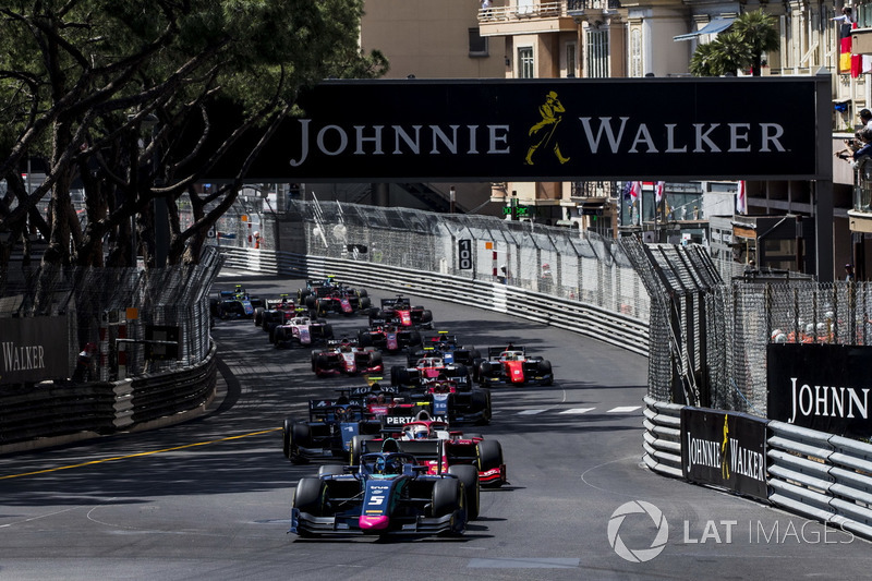 Alexander Albon a abordé le premier virage devant Nyck de Vries