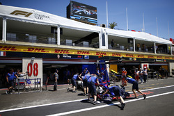 Brendon Hartley, Toro Rosso STR13, is returned to the garage