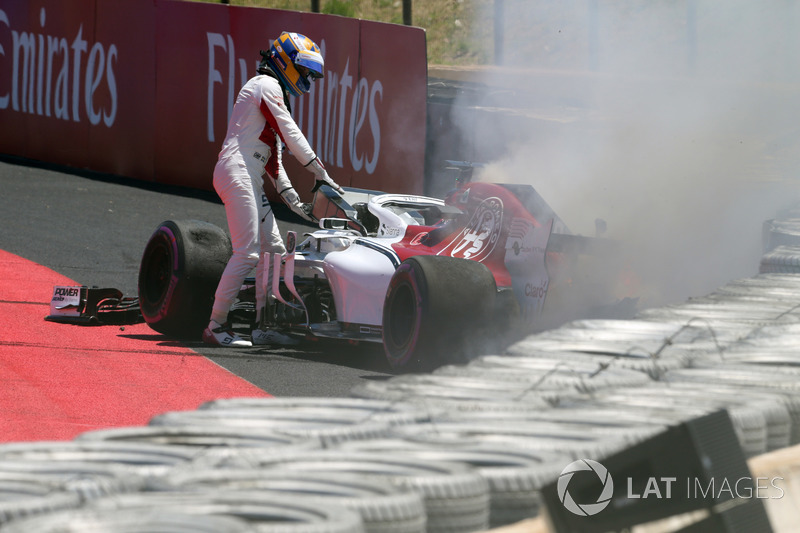 Marcus Ericsson, Sauber C37 choca en la PL1 y se incendia