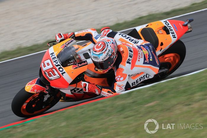 Marc Marquez, Repsol Honda Team, lamiendo el piano con el codo