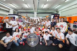 Campeón del mundo Marc Márquez, Repsol Honda Team, Dani Pedrosa, Repsol Honda Team con el equipo