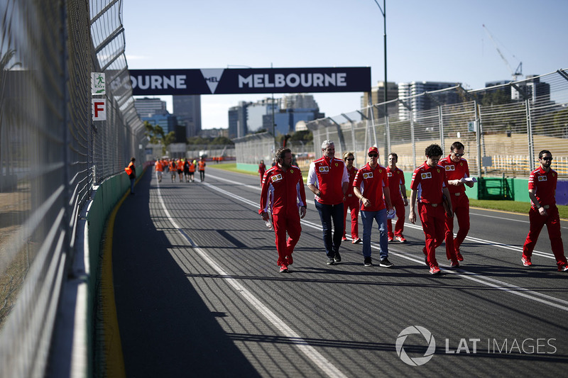 Sebastian Vettel, Ferrari e Maurizio Arrivabene, Team Principal Ferrari, camminano lungo il circuito