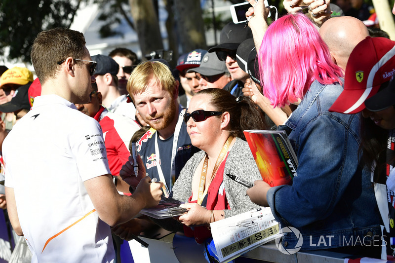 Stoffel Vandoorne, McLaren, signe des autographes