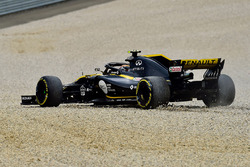 Carlos Sainz Jr., Renault Sport F1 Team R.S. 18, va largo sulla ghiaia