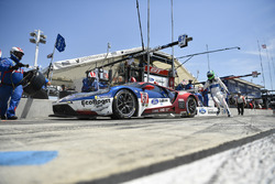 #67 Chip Ganassi Racing Ford GT, GTLM: Ryan Briscoe, Richard Westbrook pit stop