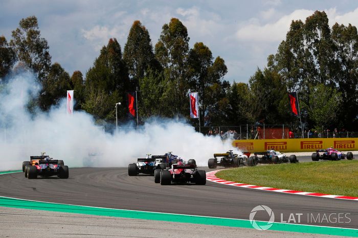 Romain Grosjean, Haas F1 Team VF-18, gira causando un accidente que implica  a Nico Hulkenberg, Renault Sport F1 Team R.S. 18, y Pierre Gasly, Toro Rosso STR13