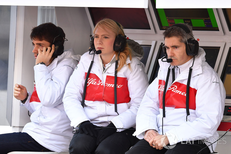 Charles Leclerc, Alfa Romeo Sauber F1 Team, Ruth Buscombe, Alfa Romeo Sauber F1 Team Race Strategist, Xevi Pujolar, Alfa Romeo Sauber F1 Team Head of Track Engineering