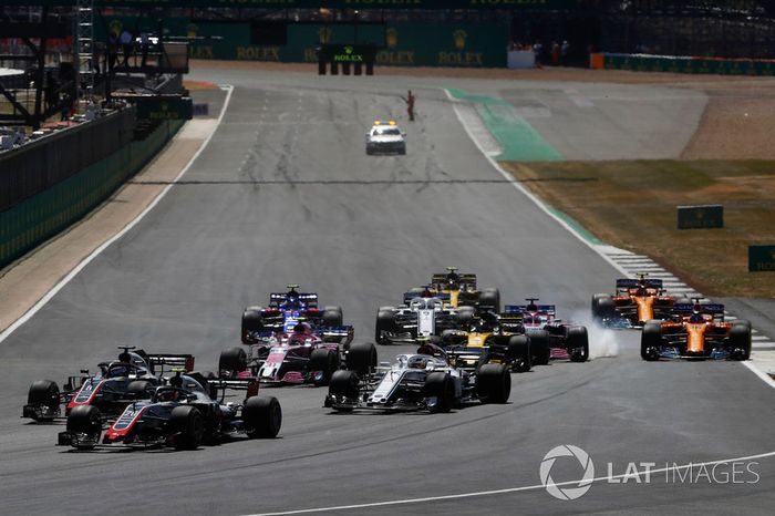 Kevin Magnussen, Haas F1 Team VF-18, Romain Grosjean, Haas F1 Team VF-18 and Charles Leclerc, Sauber C37,a la salida, detrás de Sergio Pérez, Force India VJM11, detrás de Nico Hulkenberg, Renault Sport F1 Team R.S. 18