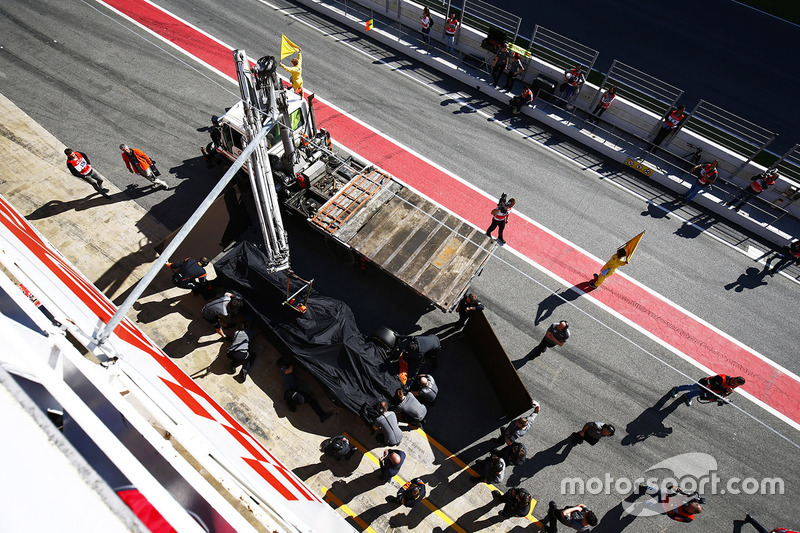 El McLaren MCL32 de Fernando Alonso vuelve al pitlane en un camión