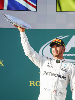 Lewis Hamilton, Mercedes AMG, deuxième, avec son trophée
