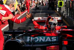 Ganador, Sebastian Vettel, Ferrari SF70H celebra con Maurizio Arrivabene, Ferrari Team en el parc fe