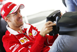 Sebastian Vettel, Ferrari, juega en un simulador