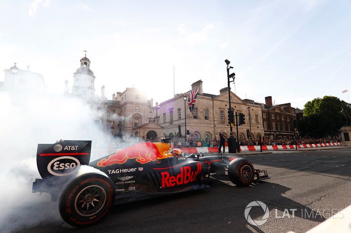 Daniel Ricciardo, Red Bull Racing RB13, hace algunas donuts