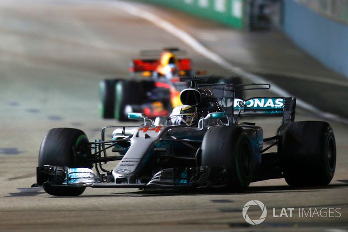 Lewis Hamilton, Mercedes AMG F1 W08, Daniel Ricciardo, Red Bull Racing RB13