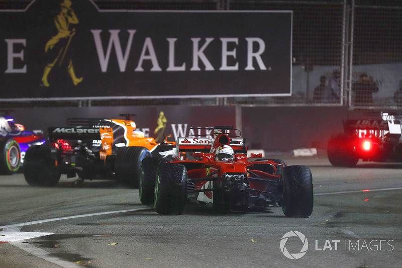Vettel ainda tentou seguir, mas abandonou pelos danos antes mesmo de chegar aos boxes. Foi seu primeiro abandono desde o GP da Malásia do ano passado. Agora, Vettel está 28 pontos atrás de Hamilton no mundial.