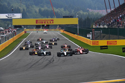 Льюіс Хемілтон, Mercedes-Benz F1 W08, лідирує на старті
