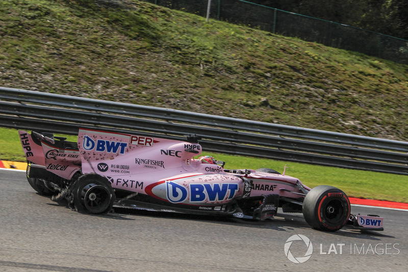 Sergio Perez, Sahara Force India VJM10, rear puncture damage