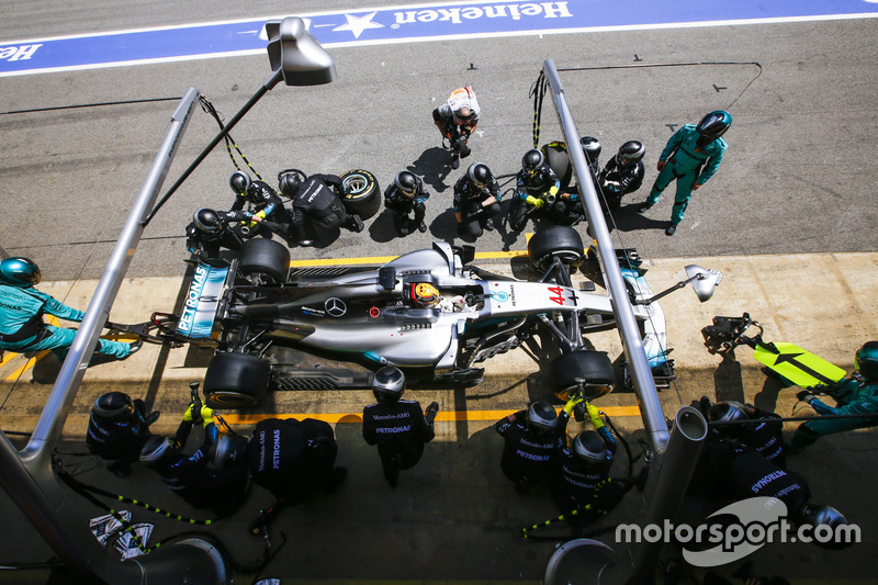 Lewis Hamilton, Mercedes AMG F1 W08, en pits