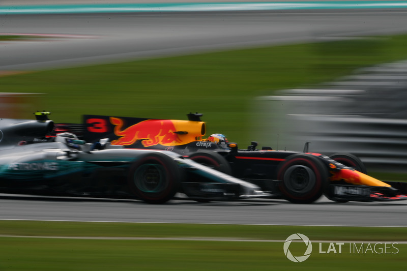 Daniel Ricciardo, Red Bull Racing RB13 ve Valtteri Bottas, Mercedes-Benz F1 W08