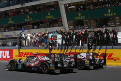 Damalı bayrak: #37 DC Racing Oreca 07 Gibson: David Cheng, Alex Brundle, Tristan Gommendy and #38 Ja