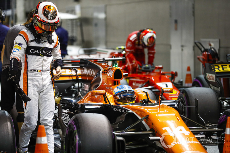 Stoffel Vandoorne, McLaren, Kimi Raikkonen, Ferrari, in Parc Ferme