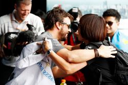 Fernando Alonso, McLaren, da un abrazo a un fan