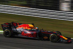 https://cdn-3.motorsport.com/images/mgl/YX4k4EQY/s9/f1-italian-gp-2017-daniel-ricciardo-red-bull-racing-rb13.jpg