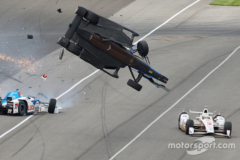 Scott Dixon, Chip Ganassi Racing Honda, Jay Howard, Schmidt Peterson Motorsports Honda, involved in a huge crash, Helio Castroneves, Team Penske Chevrolet avoids carnage