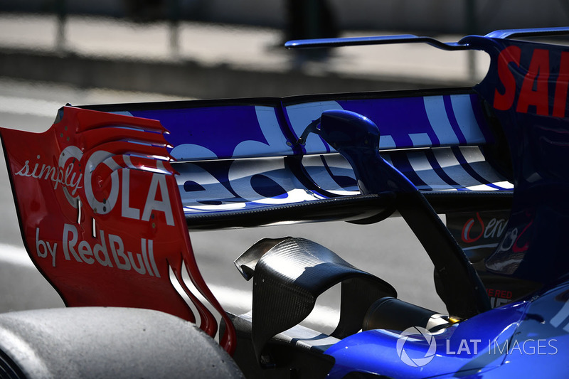 Carlos Sainz Jr., Scuderia Toro Rosso STR12 rear wing detail