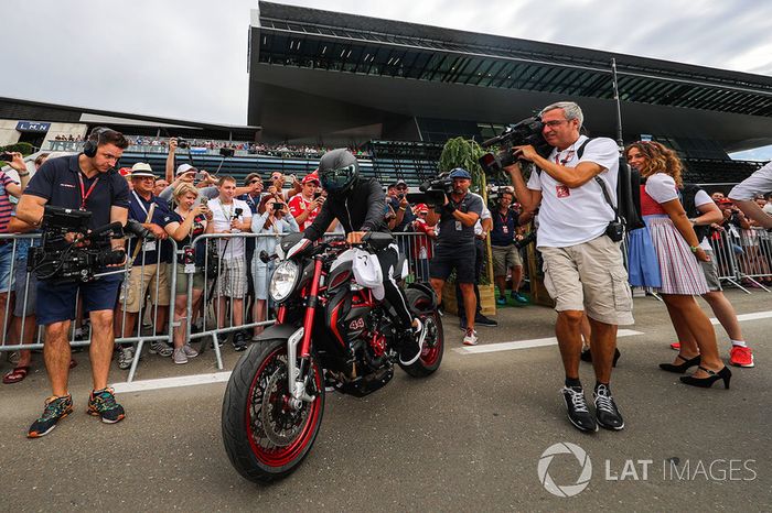 Lewis Hamilton, Mercedes AMG F1 en su MV Agusta Dragster RR LH44
