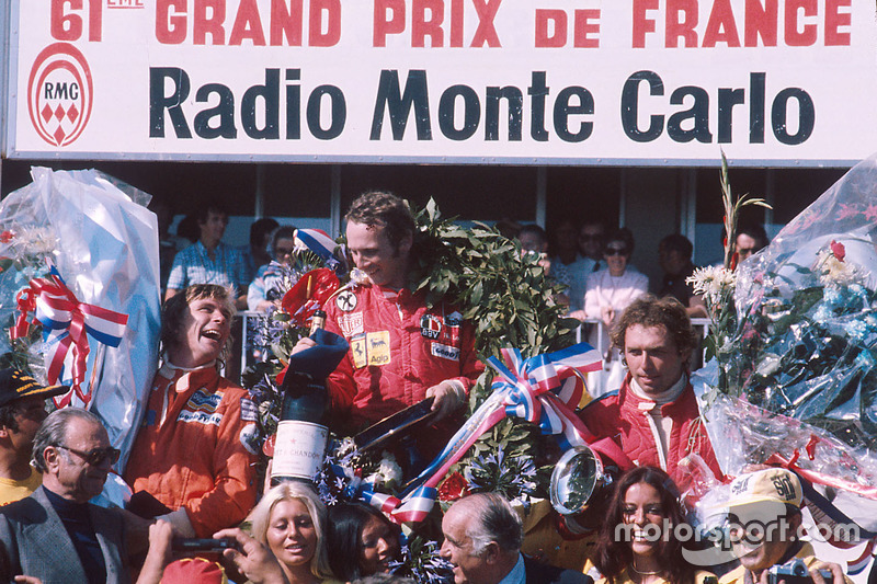 Podium: winner Niki Lauda, Ferrari, second place James Hunt, Hesketh Ford, third place Jochen Mass, McLaren Ford