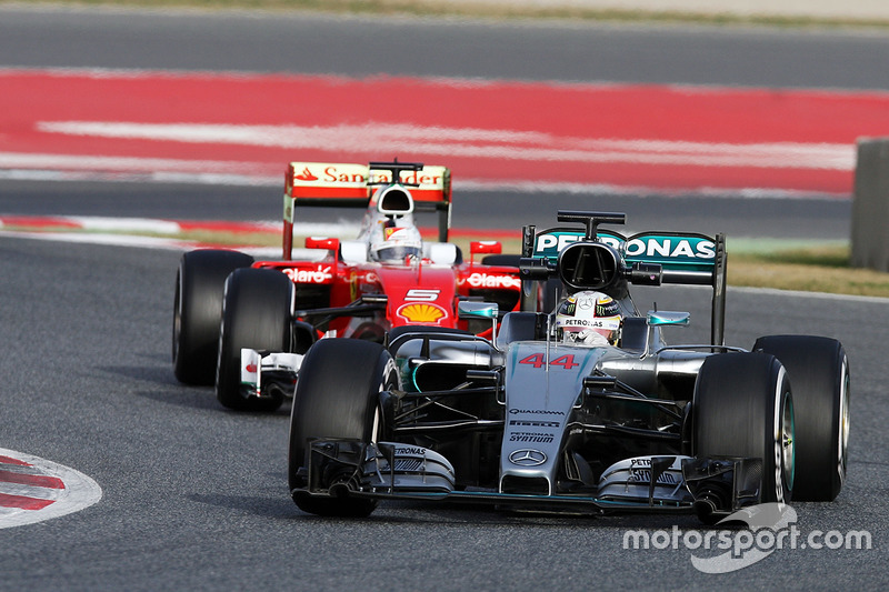 Lewis Hamilton, Mercedes AMG F1 W07 Hybrid voor Sebastian Vettel, Ferrari SF16-H