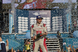 Jérôme d'Ambrosio, Dragon Racing bei der Champagnedusche