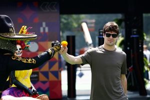 Lance Stroll, del equipo Aston Martin F1, recibe una caléndula mexicana a su llegada a la pista