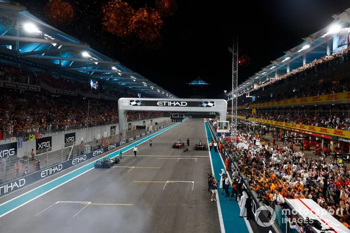 Lewis Hamilton, Mercedes F1 W15, fait des donuts à la fin de la course