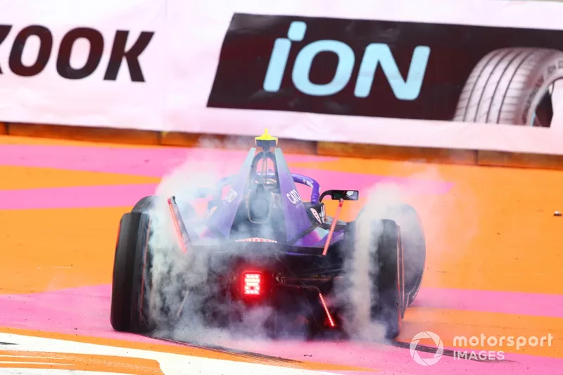 Deuxième Antonio Felix da Costa TAG Heuer Porsche Formula E Team La Porsche 99X Electric Gen3 fume ses pneus dans le parc ferme