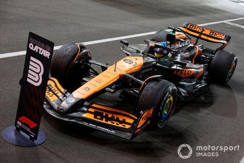 Oscar Piastri, McLaren MCL38, sai do carro em Parc Ferme 
