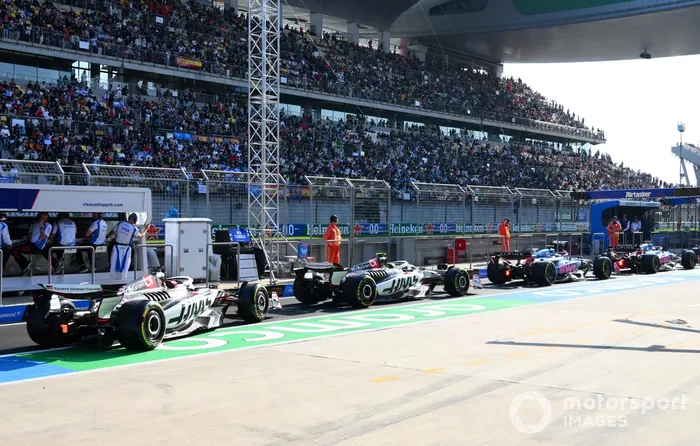 Esteban Ocon, Haas F1 Team, Oliver Bearman, Haas F1 Team