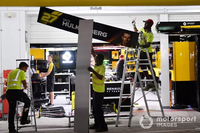 Los equipos despejan el equipo en el pit lane en previsión de un tifón