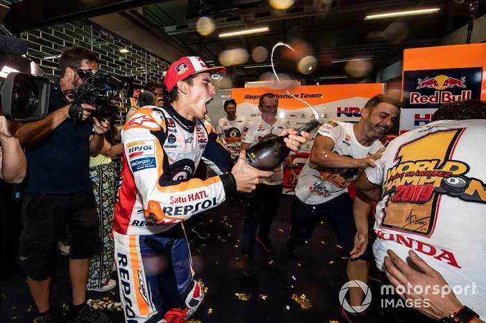 Campeón del mundo Marc Márquez, Repsol Honda Team celebra con el equipo