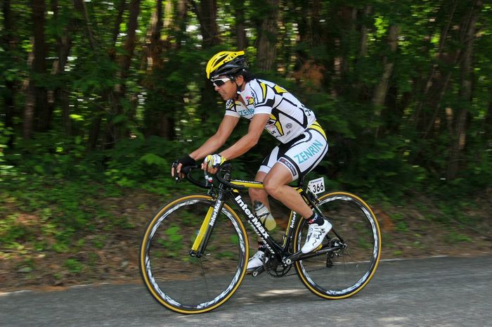 自ら自転車競技に出場する片山右京