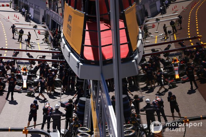 Sergio Pérez, Red Bull Racing RB16B en pit lane