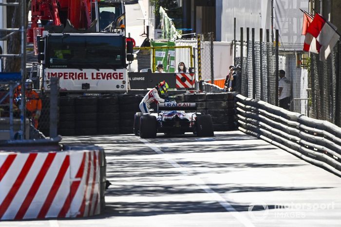 Mick Schumacher, Haas VF-21, sale de su monoplaza después de aparcar con daños en la parte trasera