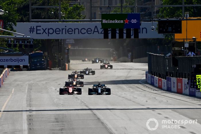 Lewis Hamilton, Mercedes W12, pasa a Charles Leclerc, Ferrari SF21