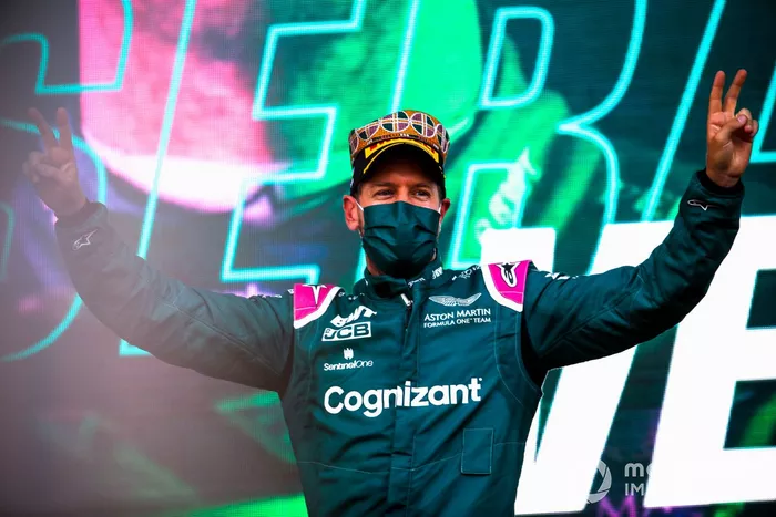 Podio: segundo lugar Sebastian Vettel, Aston Martin
