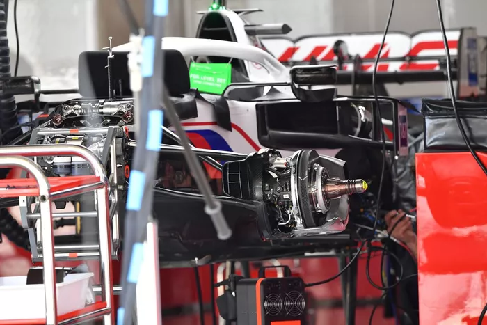 Detalle del freno frontal del Haas VF-21