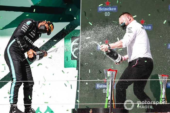 Podio: ganador de la carrera Lewis Hamilton, Mercedes, y el tercer lugar Valtteri Bottas, Mercedes