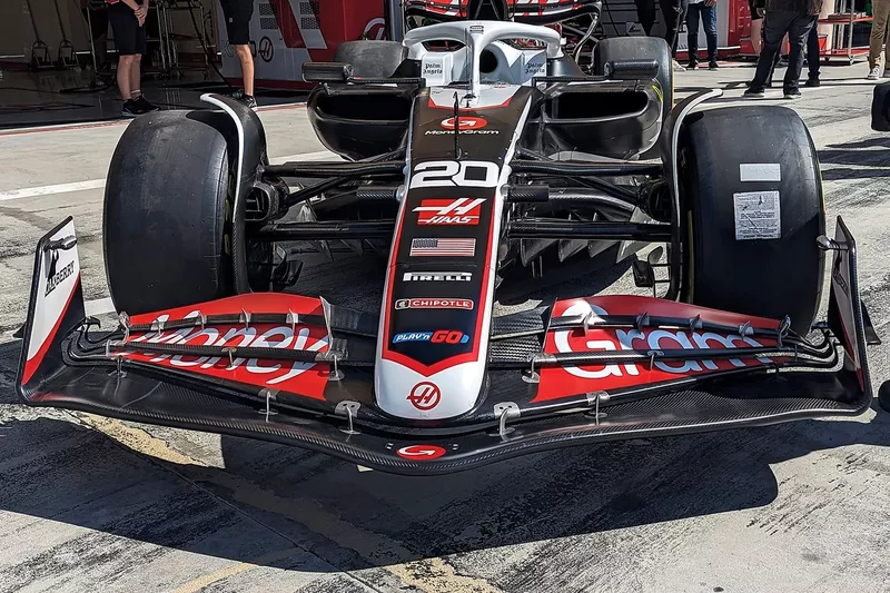 Détail de l'aile avant de la Haas VF-24