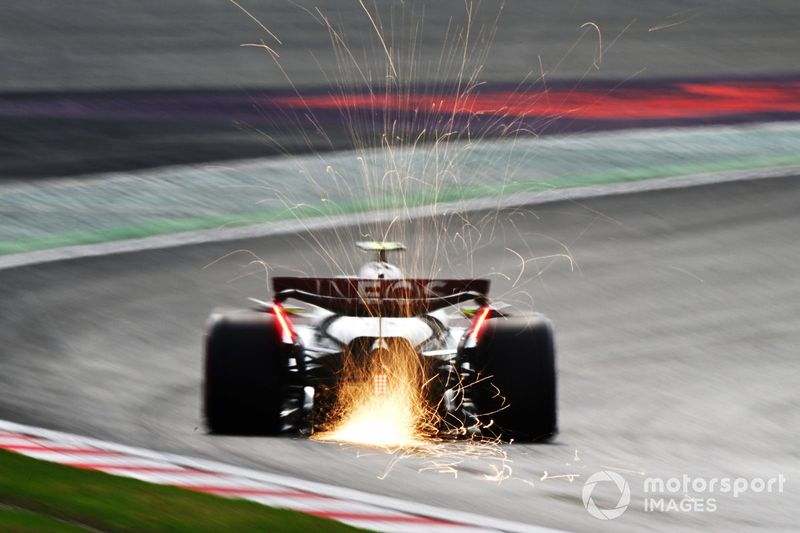 Scintille dal posteriore di Lewis Hamilton, Mercedes F1 W15